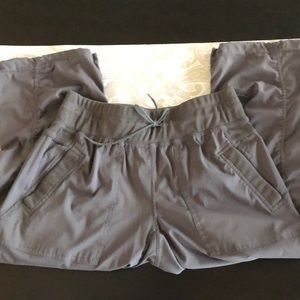 Athleisure cropped pants